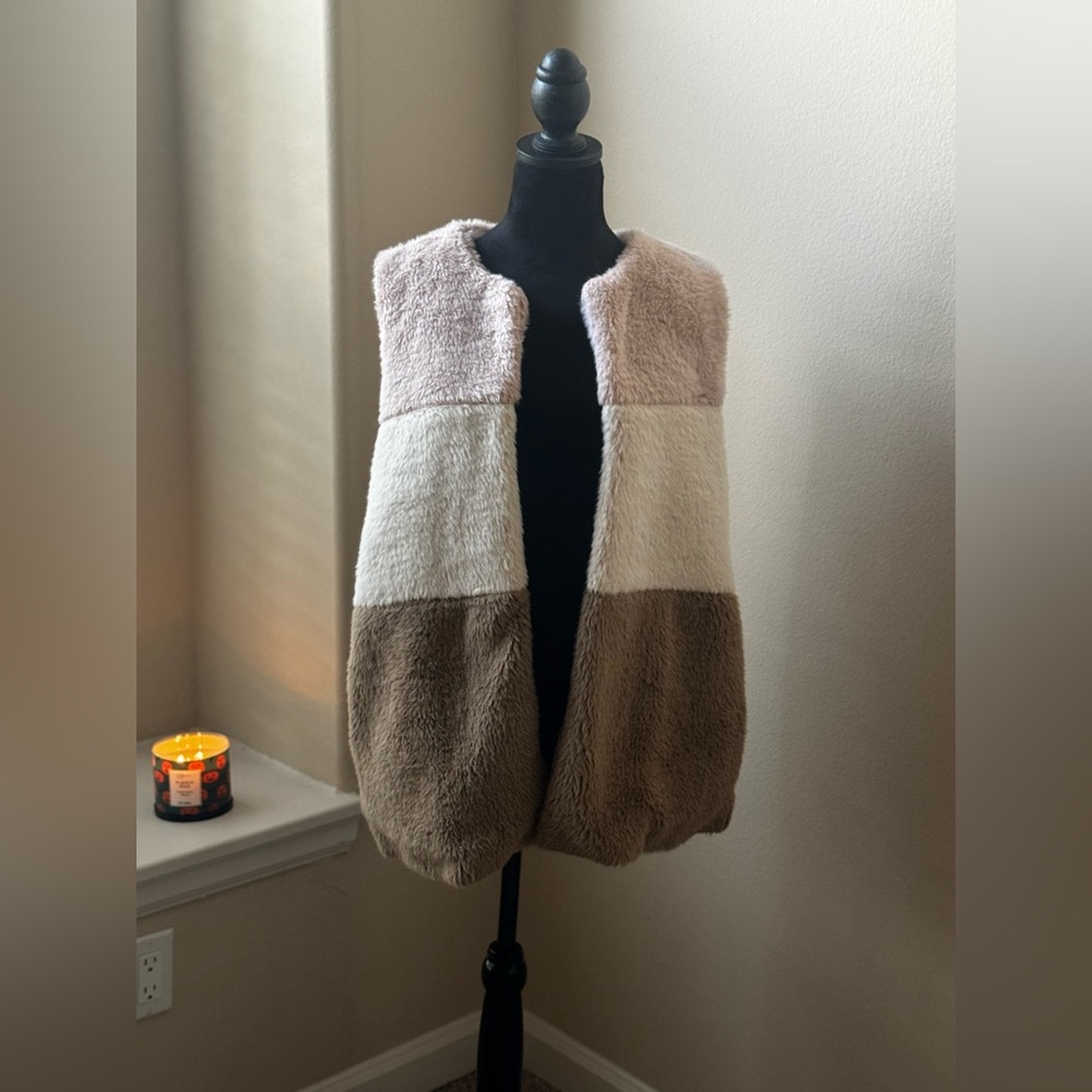 🌸🌸🌸Altar'd State Neapolitan Colorblock Faux Fur Vest🌸🌸🌸
